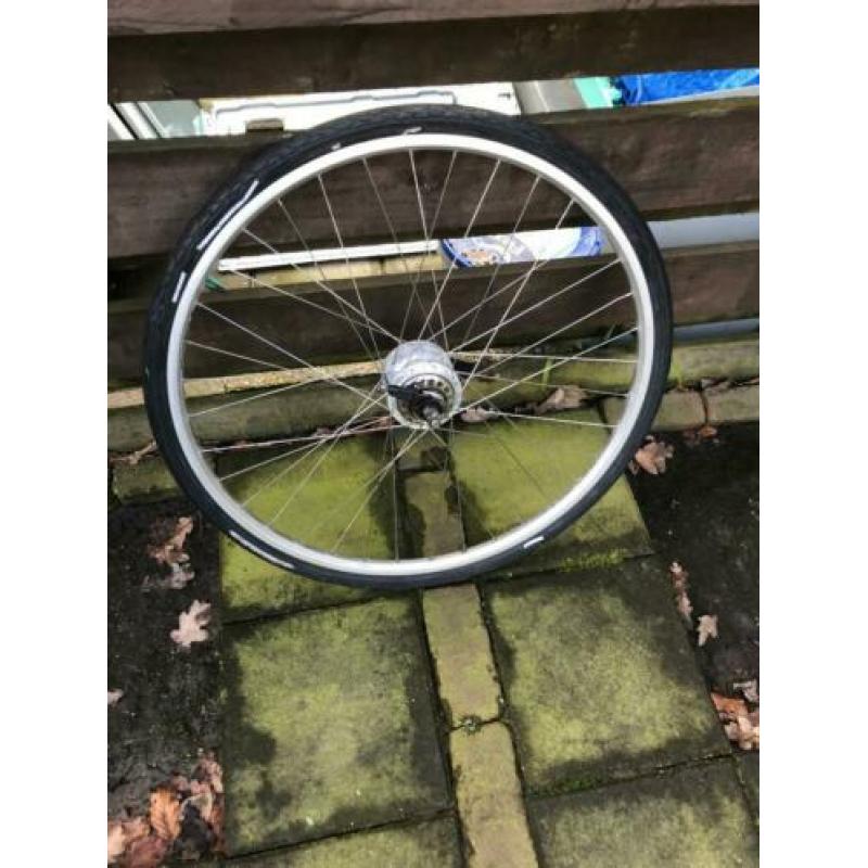 Achterwiel 28 inch,7 NEXUS versnellingen + rollerbreak