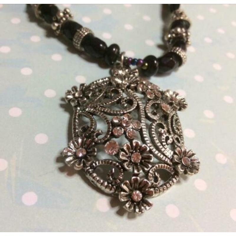 Nieuwe MKM Design ketting met grote hanger kristal verstelb.