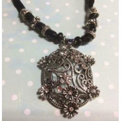 Nieuwe MKM Design ketting met grote hanger kristal verstelb.