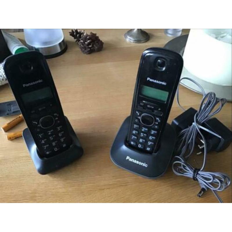 2 Panasonic Dect telefoon, opladers en 4 oplaadbare batterij