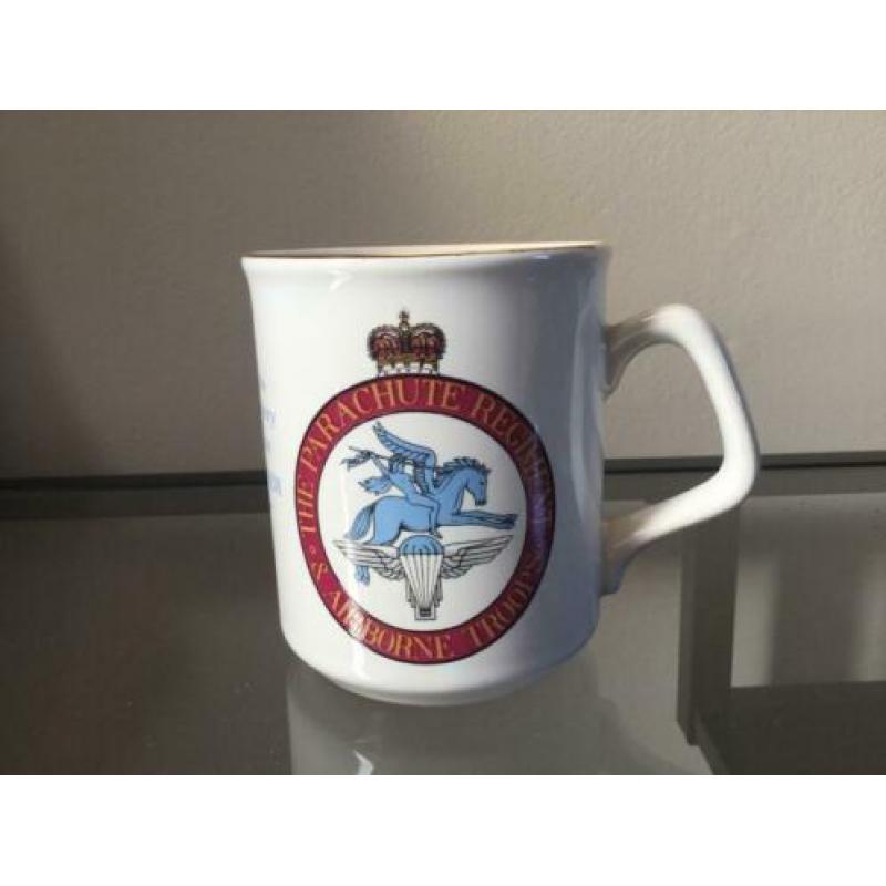 WW2 Herdenkingsbord, mok en vingerhoed Airborne Div.