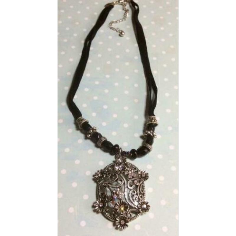 Nieuwe MKM Design ketting met grote hanger kristal verstelb.