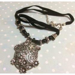 Nieuwe MKM Design ketting met grote hanger kristal verstelb.