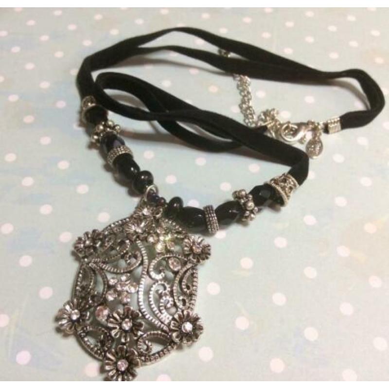 Nieuwe MKM Design ketting met grote hanger kristal verstelb.