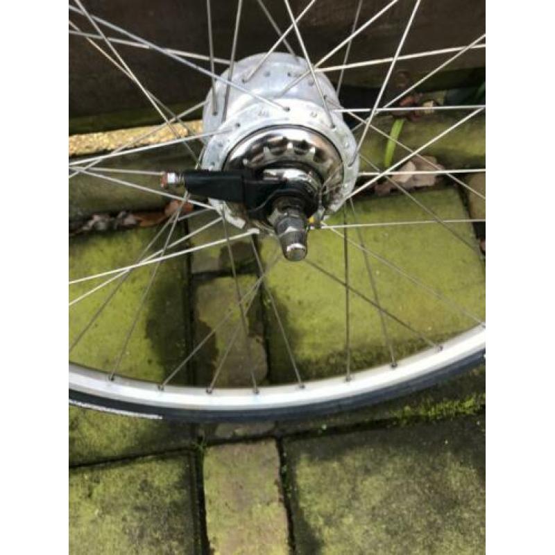 Achterwiel 28 inch,7 NEXUS versnellingen + rollerbreak