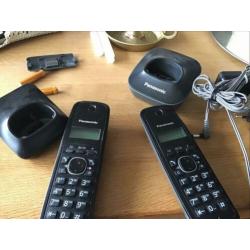 2 Panasonic Dect telefoon, opladers en 4 oplaadbare batterij