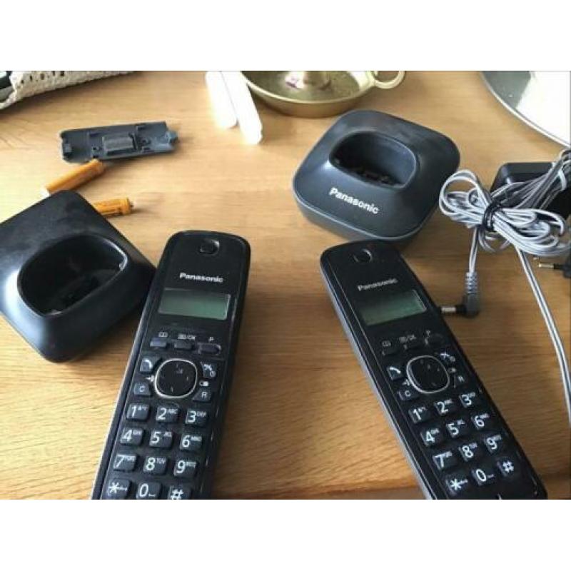 2 Panasonic Dect telefoon, opladers en 4 oplaadbare batterij
