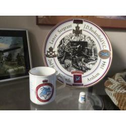 WW2 Herdenkingsbord, mok en vingerhoed Airborne Div.