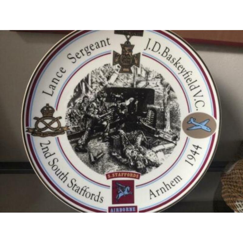 WW2 Herdenkingsbord, mok en vingerhoed Airborne Div.