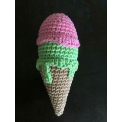 Gehaakte Rammelaar Schepijsje Blauw Lime Groen