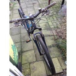 Mooie Moutainbike met wat dingen te doen