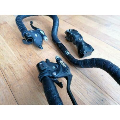 Vlinderstuur + Shimano Deore shifters en stuurpen.