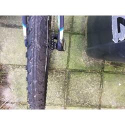 Mooie Moutainbike met wat dingen te doen