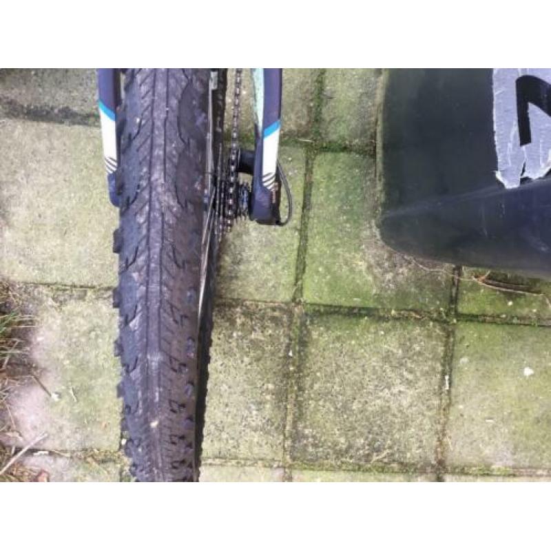 Mooie Moutainbike met wat dingen te doen