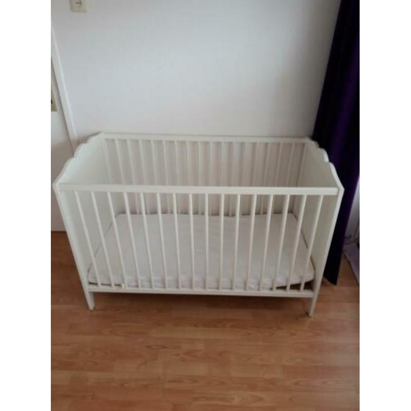 Ikea wit kinderledikant met matras.