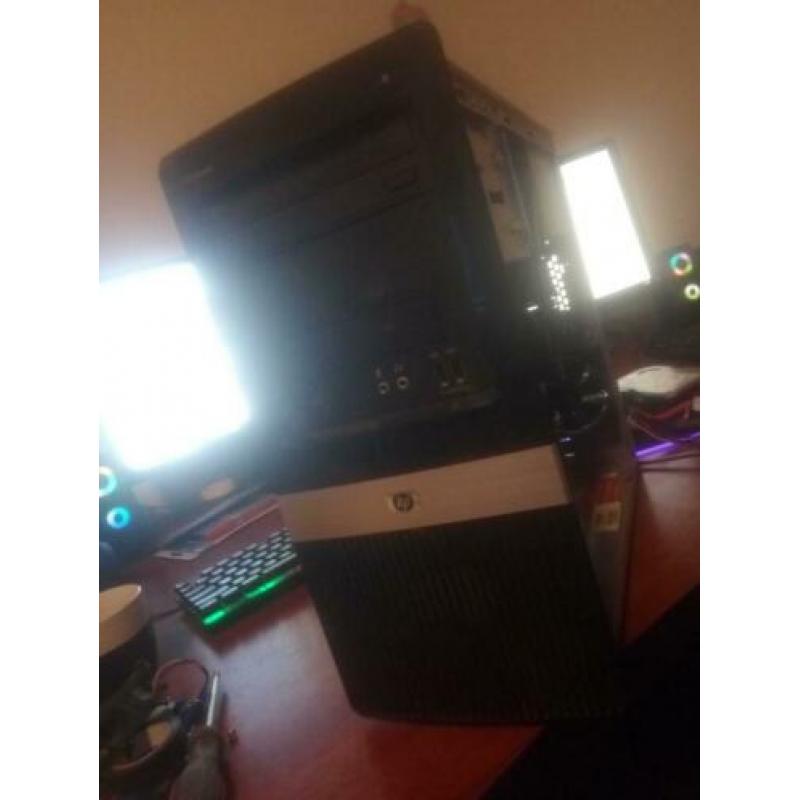 Pc HP met scherm en toetsenbord en muis