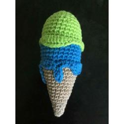 Gehaakte Rammelaar Schepijsje Blauw Lime Groen