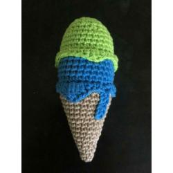 Gehaakte Rammelaar Schepijsje Blauw Lime Groen