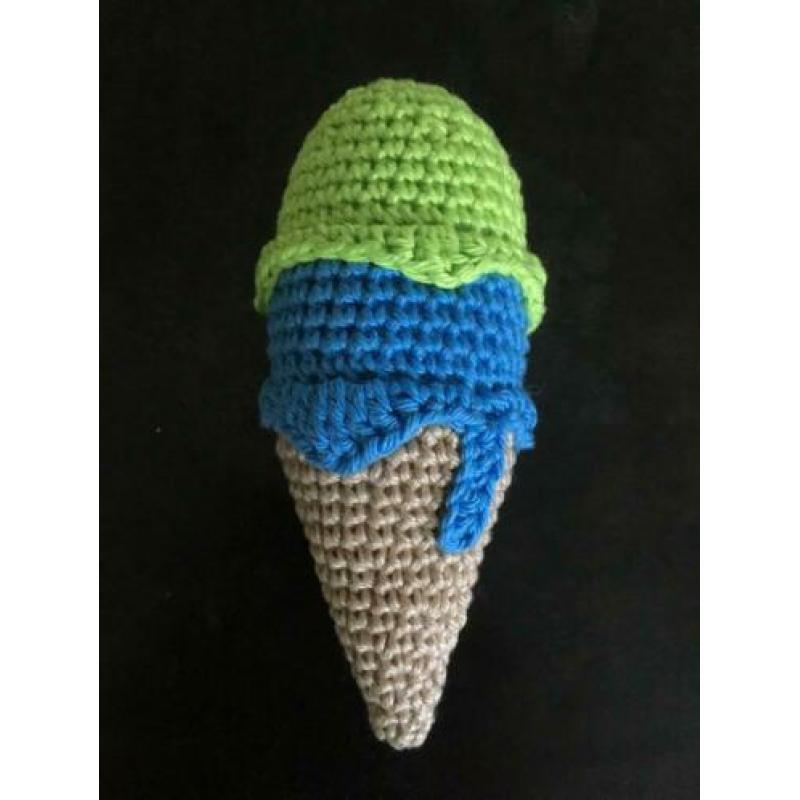 Gehaakte Rammelaar Schepijsje Blauw Lime Groen