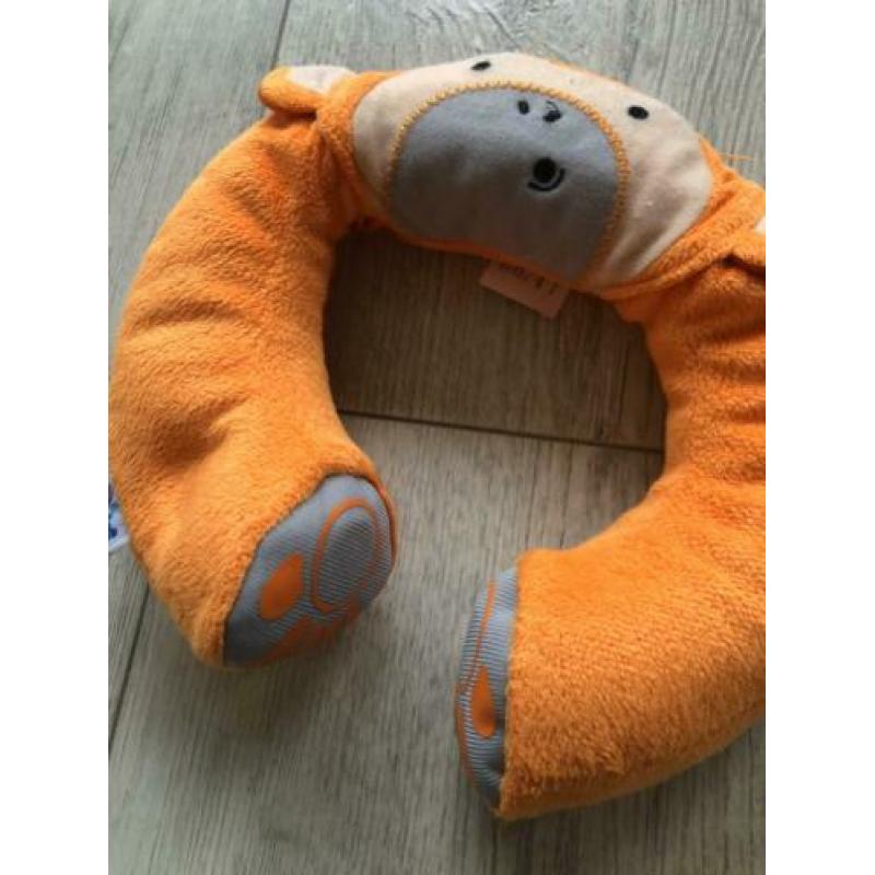 Hoofdkussen auto kids leeftijd rond 2 jaar oranje aapje