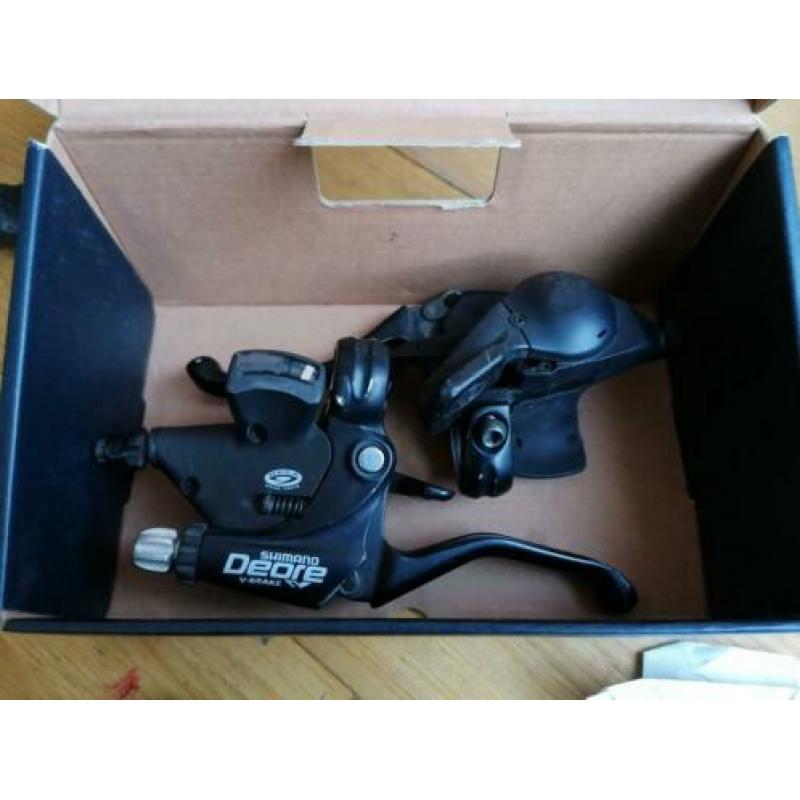 Vlinderstuur + Shimano Deore shifters en stuurpen.
