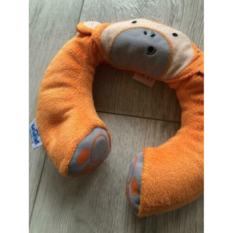 Hoofdkussen auto kids leeftijd rond 2 jaar oranje aapje