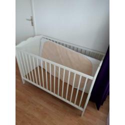 Ikea wit kinderledikant met matras.