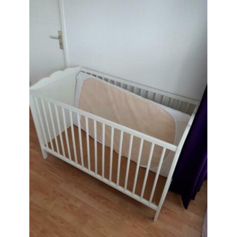 Ikea wit kinderledikant met matras.