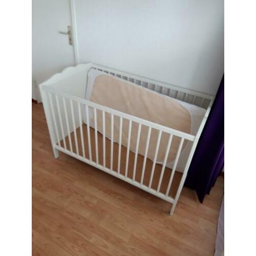 Ikea wit kinderledikant met matras.