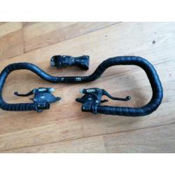 Vlinderstuur + Shimano Deore shifters en stuurpen.