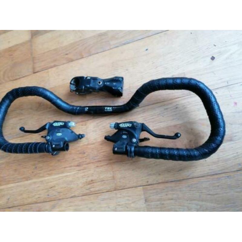 Vlinderstuur + Shimano Deore shifters en stuurpen.