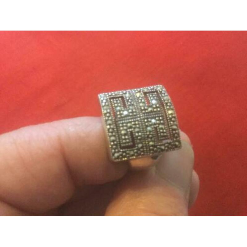 Zeer mooie ring, apart, zilver .925. Met markasiet