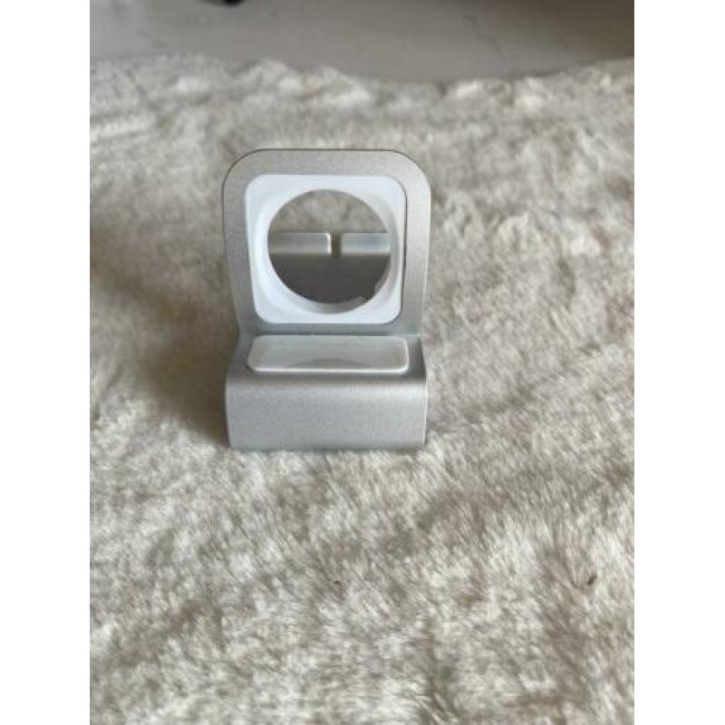 Apple Watch standaard met kabel inkeping. ZGAN!