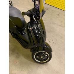 Vespa sprint snor 2016 black on black