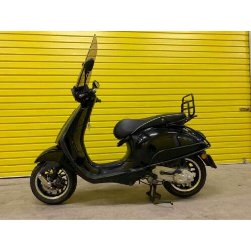 Vespa sprint snor 2016 black on black