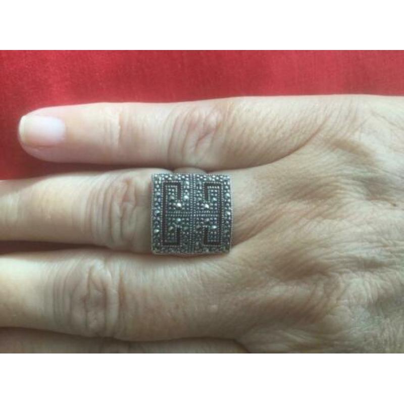 Zeer mooie ring, apart, zilver .925. Met markasiet