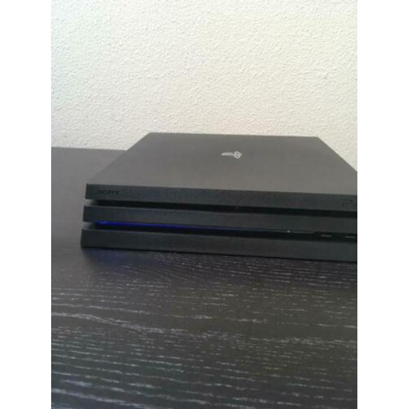 Sony PS4 PRO, incl 4 games