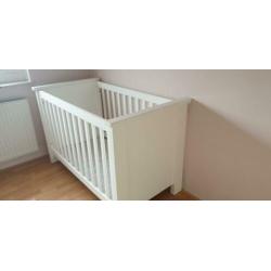 Stevig wit ledikant met matras