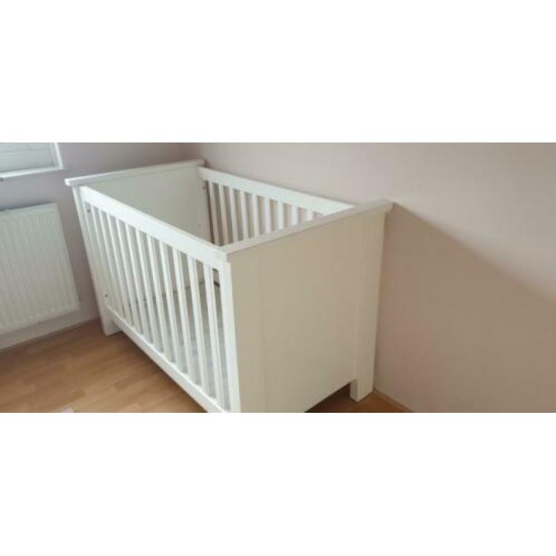 Stevig wit ledikant met matras