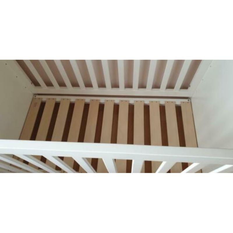 Stevig wit ledikant met matras