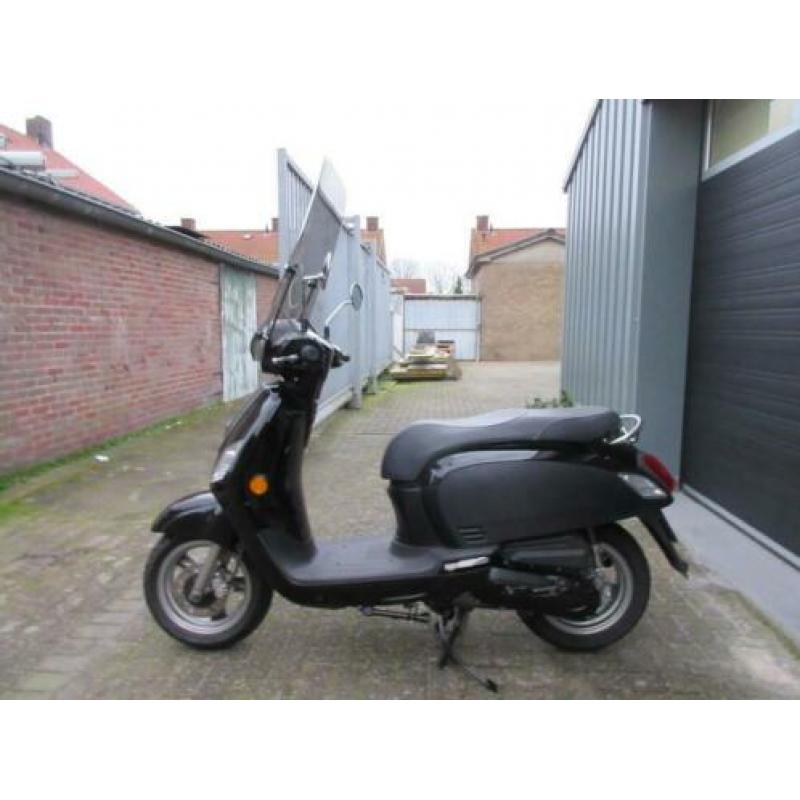 Sym fiddle 3 4t 25 km snor 12-2014 zwart 5500km + windscherm