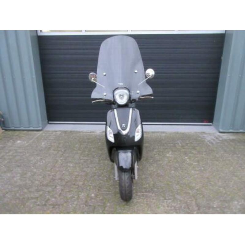 Sym fiddle 3 4t 25 km snor 12-2014 zwart 5500km + windscherm