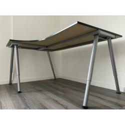 Bureau met stoer onderstel