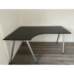 Bureau met stoer onderstel