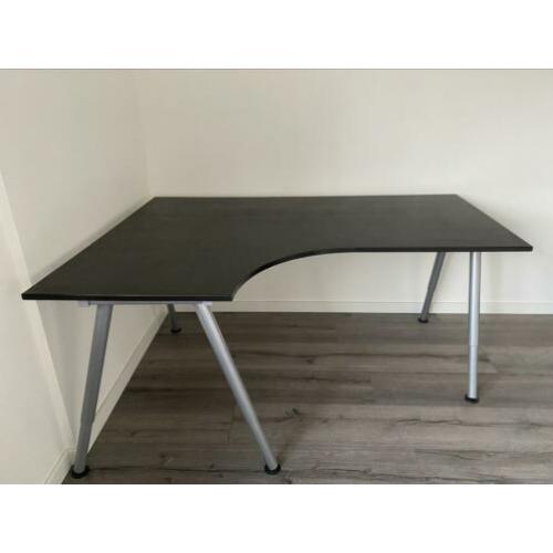 Bureau met stoer onderstel