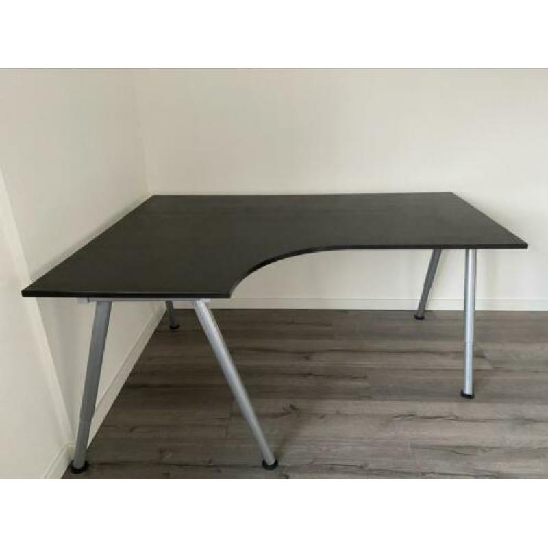 Bureau met stoer onderstel