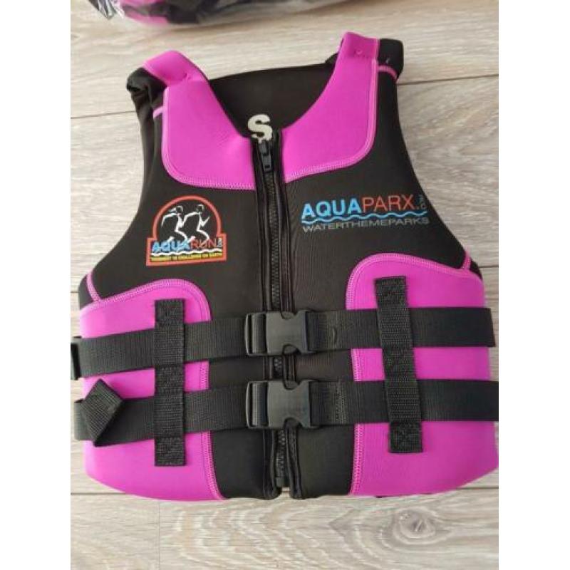 Aantal nieuwe kinder waterskivesten zwemvest maat S 20-30kg.