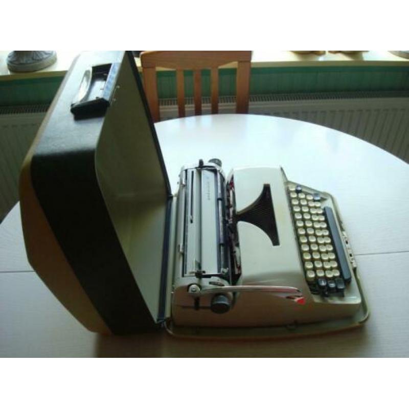 Gabrielle 10/ Adler/typmachine/ schrijfmachine in koffer