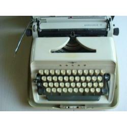 Gabrielle 10/ Adler/typmachine/ schrijfmachine in koffer