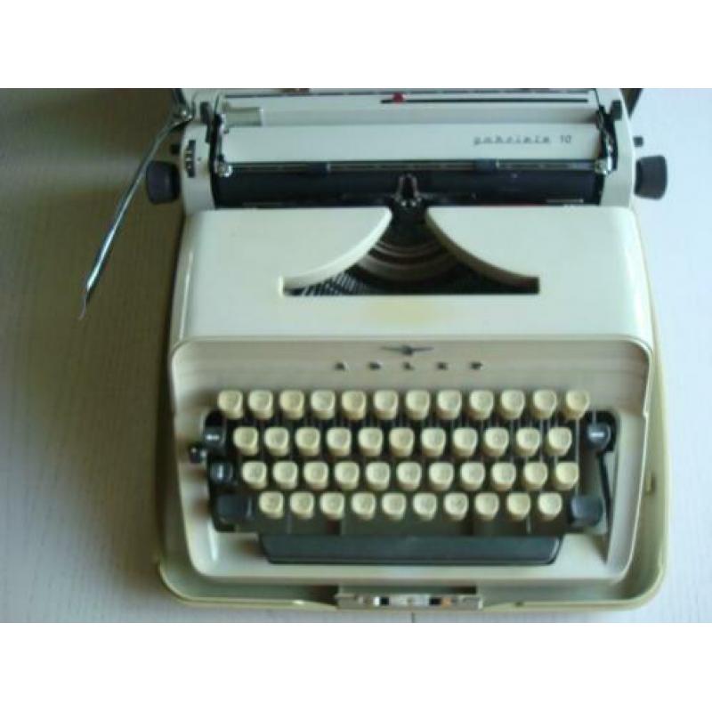 Gabrielle 10/ Adler/typmachine/ schrijfmachine in koffer